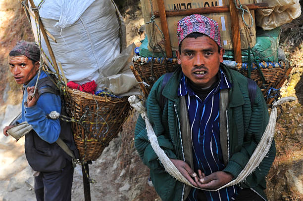 népalais travailleurs - lukla photos et images de collection