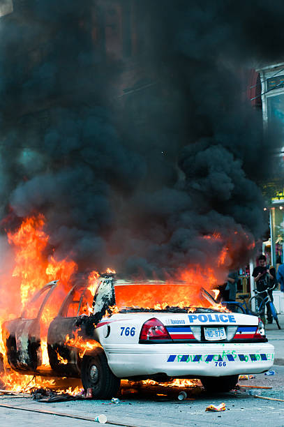 Bruciare Macchina della polizia - foto stock