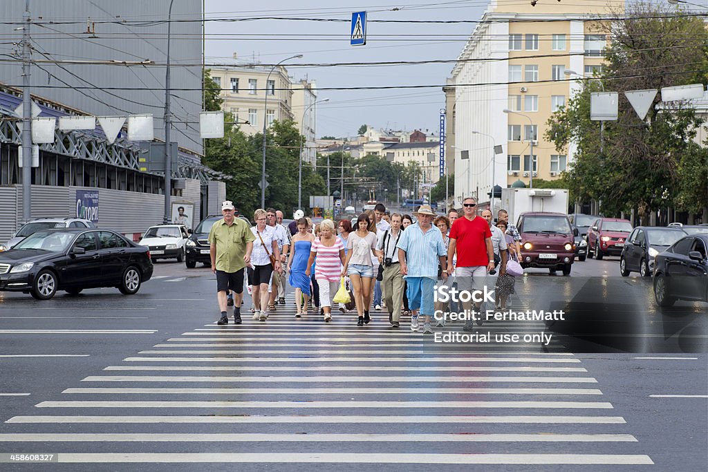 Autos und Fußgänger und einem Zebrastreifen - Lizenzfrei Aktivitäten und Sport Stock-Foto