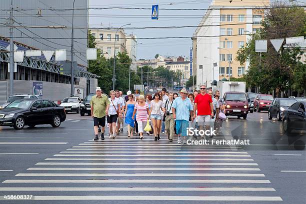 Autos Und Fußgänger Und Einem Zebrastreifen Stockfoto und mehr Bilder von Aktivitäten und Sport - Aktivitäten und Sport, Asphalt, Auto