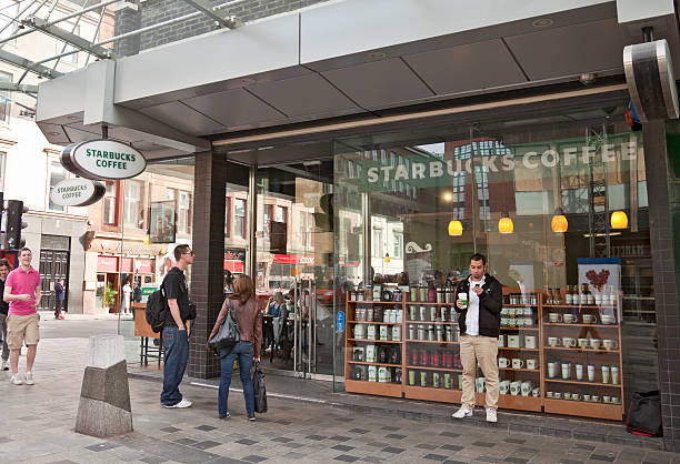 starbucks （スターバックス）コーヒーハウス/ショップで、グラスゴー sauchiehall street - starbucks coffee coffee shop women ストックフォトと画像