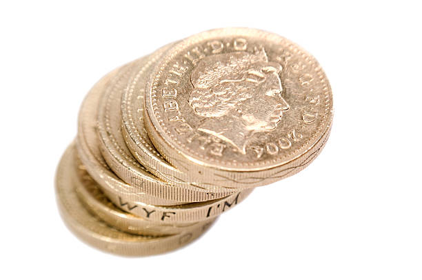 pila di monete sterlina, regina elisabetta - british currency pound symbol currency stack foto e immagini stock