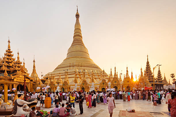 monges pilgrims - shwedagon pagoda fotos imagens e fotografias de stock