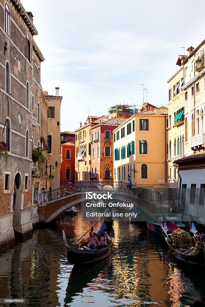 Les touristes en visite en gondole dans le Canal à Venise, Italie - Photo de Bateau de voyageurs libre de droits