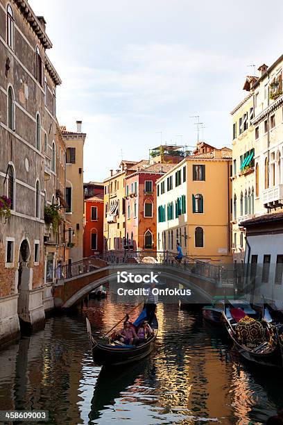 Photo libre de droit de Les Touristes En Visite En Gondole Dans Le Canal À Venise Italie banque d'images et plus d'images libres de droit de Bateau de voyageurs