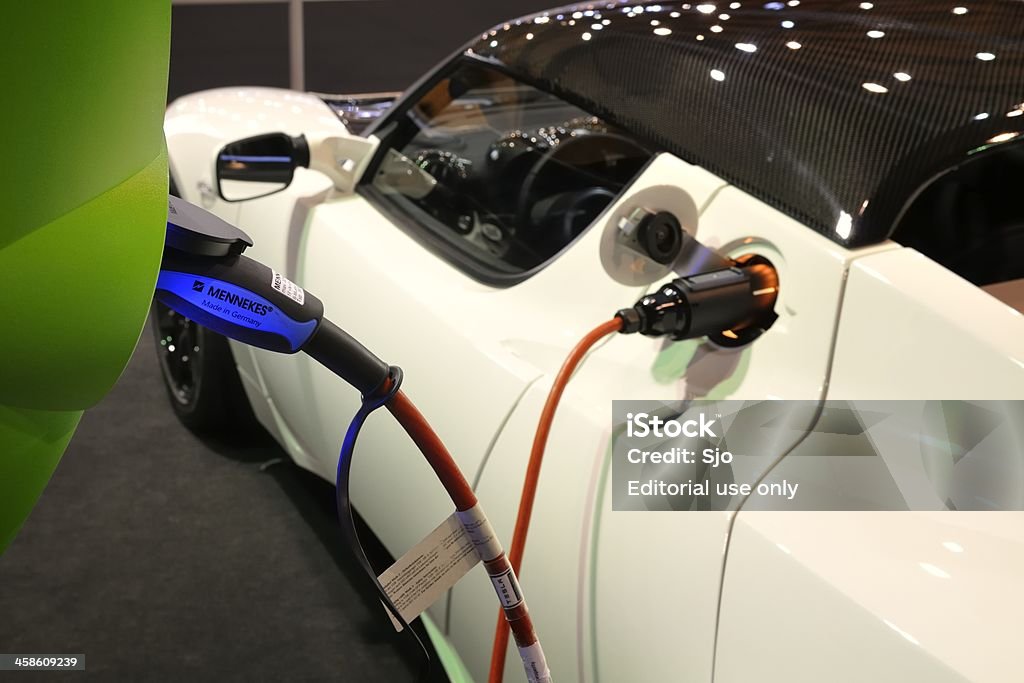 Roadster de recharge pour voiture électrique Tesla - Photo de Produire libre de droits