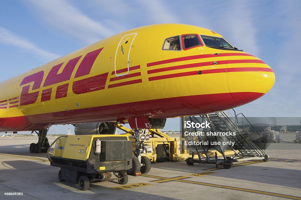 DHL Боинг 757-200SF самолетов в аэропорт Barcelona Парковать - Стоковые фото Deutsche Post AG роялти-фри