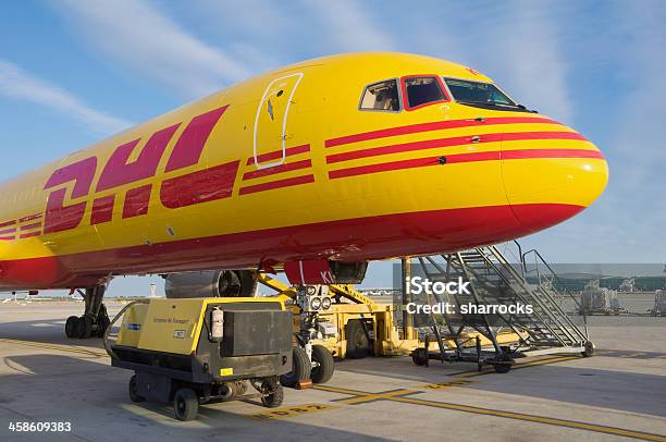 Dhl Боинг 757200sf Самолетов В Аэропорт Barcelona Парковать — стоковые фотографии и другие картинки Deutsche Post AG