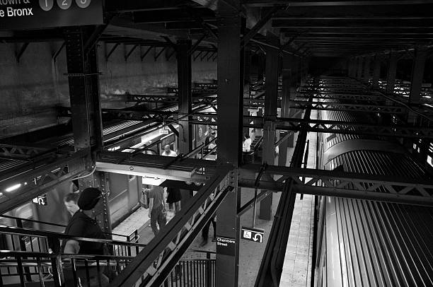 new york city metro a la estación del metro, cámaras street - editorial land vehicle construction equipment built structure fotografías e imágenes de stock