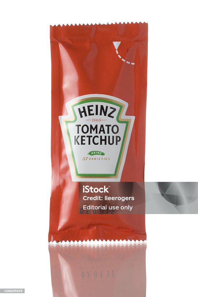 Bustina di Heinz di pomodoro ketchup su sfondo bianco - Foto stock royalty-free di Bustina