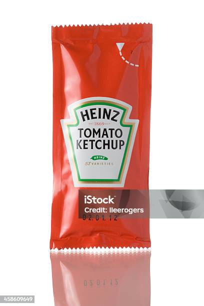 Bustina Di Heinz Di Pomodoro Ketchup Su Sfondo Bianco - Fotografie stock e altre immagini di Bustina