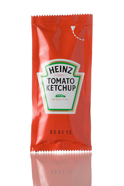 sachê de heinz catchup de tomate em um fundo branco - ketchup brand name isolated on white isolated - fotografias e filmes do acervo