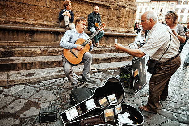 rue musicien jouant de la guitare à florence, italie - men editorial musician music photos et images de collection