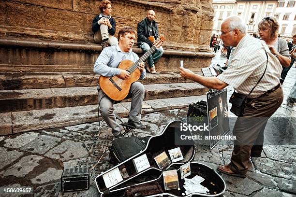 Músico De Rua A Tocar Guitarra Em Florença Itália - Fotografias de stock e mais imagens de Itália - Itália, Música, Músico de Rua