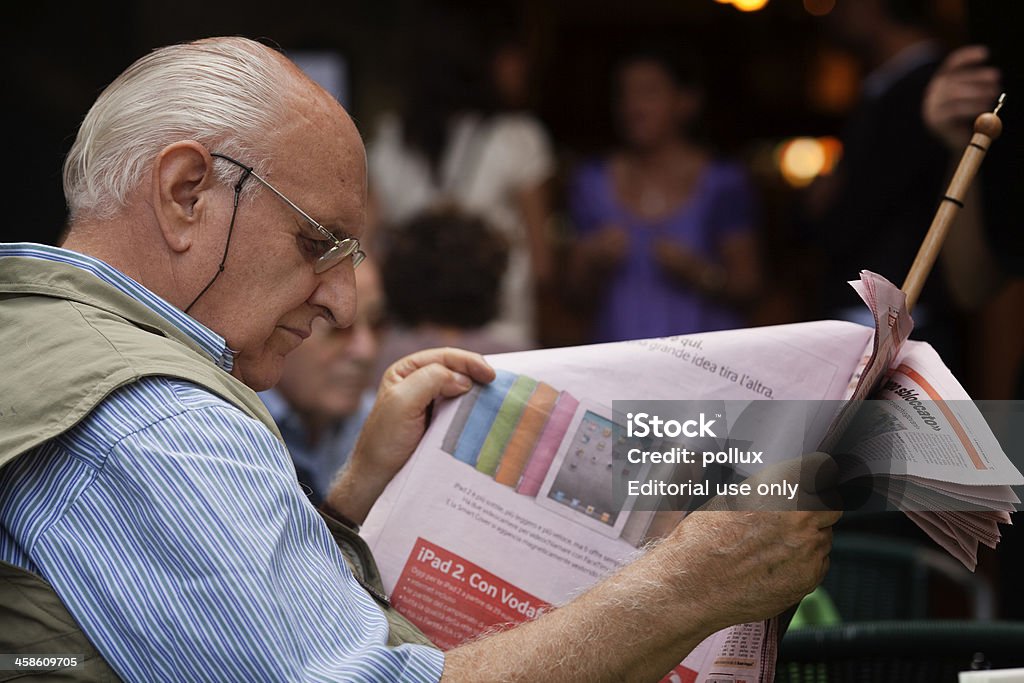 Homme âgé lisant un journal italien - Photo de Journal libre de droits