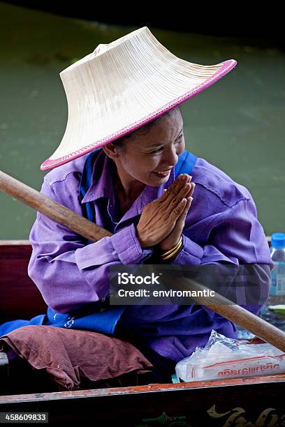Owoce Dostawcy Na Pływający Rynek W Damnoen Saduak Tajlandia - zdjęcia stockowe i więcej obrazów Azja
