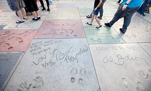 de pisadas en cemento en el teatro chino grauman - gable fotografías e imágenes de stock