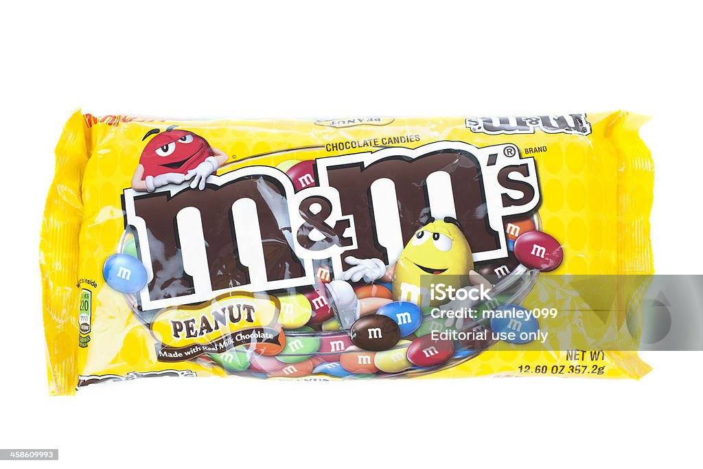 M & M est un sac de fête isolé sur fond blanc. - Photo de Confiserie - Mets sucré libre de droits