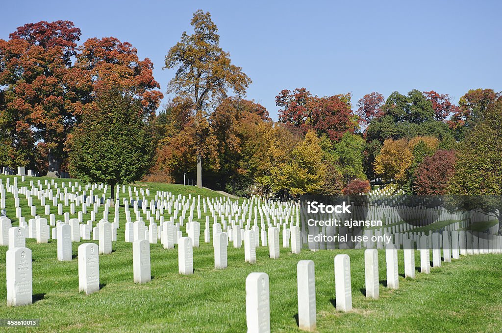 Cimitero Nazionale di Arlington con alberi colorati - Foto stock royalty-free di Albero