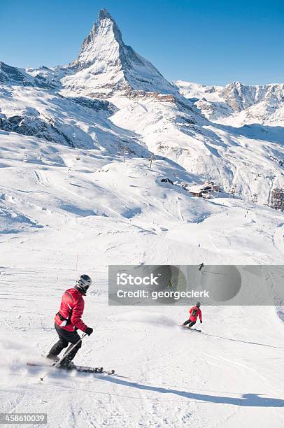 Sciatori A Zermatt In Svizzera - Fotografie stock e altre immagini di Zermatt - Zermatt, Sci - Sci e snowboard, Sci - Attrezzatura sportiva