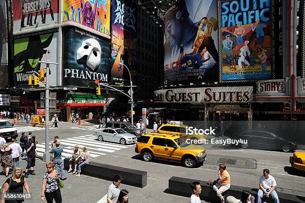 Tiempo Square Foto de stock y más banco de imágenes de Póster - Póster, Sala de cine, Actuación - Espectáculo