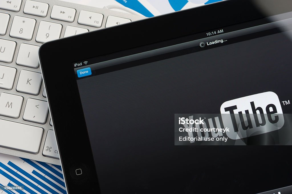 Ipad 닽힌 실행사용자 보여주는 튜브 - 로열티 프리 YouTube 스톡 사진