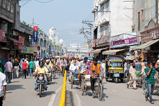 golden temple road in amritsar india - editorial crowd driver people fotografías e imágenes de stock