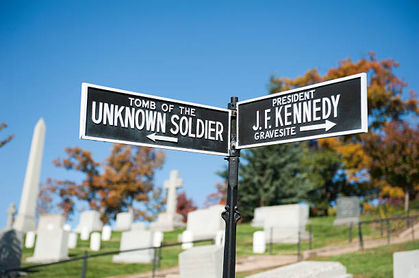 zeichen der ein unbekannter soldat und präsident kennedy in arlington - tomb tomb of the unknown soldier arlington national cemetery place of burial stock-fotos und bilder