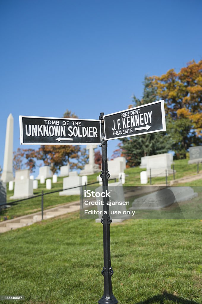 Segno del sconosciuto soldato e il Presidente Kennedy at Arlington - Foto stock royalty-free di Ambientazione esterna