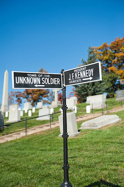 znak nieznany soldier i president kennedy w arlington - mystery arlington national cemetery stage theater washington dc zdjęcia i obrazy z banku zdjęć