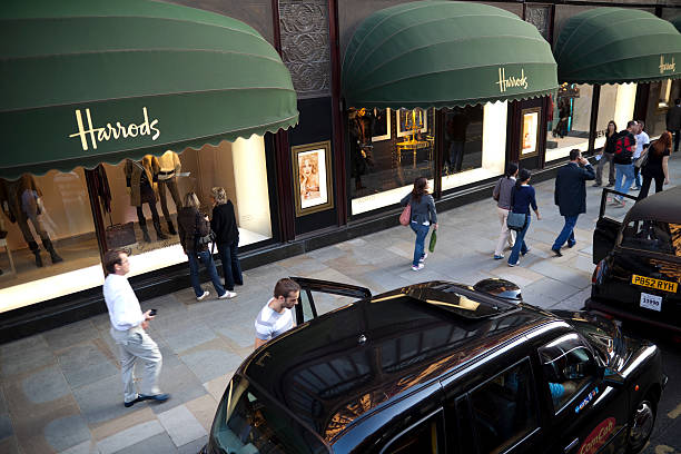 los taxis y peatones en frente de la tienda de departamentos harrods, london - harrods fotografías e imágenes de stock