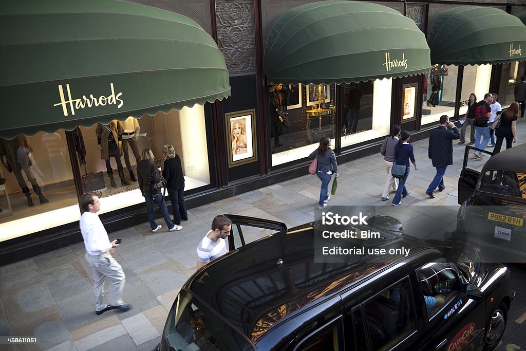 Táxis e viagens em frente da Harrods, loja de departamentos, Londres - Foto de stock de Harrods royalty-free