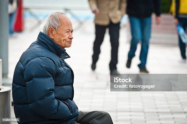 Älterer Chinesische Mann Sitzt Auf Der Promenade Hong Kong Stockfoto und mehr Bilder von Hongkong