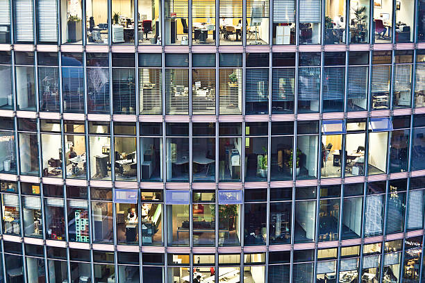 los trabajadores en las oficinas de deutsche bahn, berlín - contemporary editorial pattern architecture fotografías e imágenes de stock