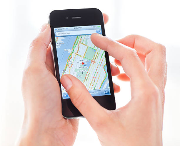 main tenant l'iphone 4 avec google maps - iphone google holding telephone photos et images de collection