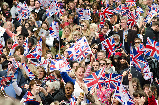 boda real multitud agitando flags - nobility crowd wedding british flag fotografías e imágenes de stock