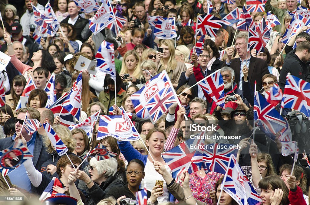 ロイヤルウェディング群衆の旗を振る - イギリス国旗のロイヤリティフリーストックフォト