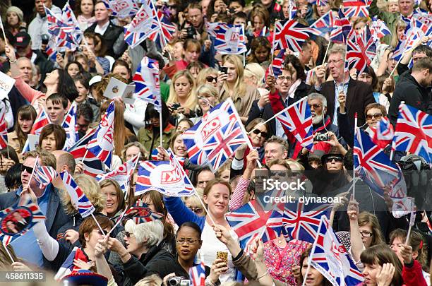 Foto de Casamento Real Pessoas Agitando Bandeiras e mais fotos de stock de Bandeira da Grã-Bretanha - Bandeira da Grã-Bretanha, Príncipe William de Gales, Acenar