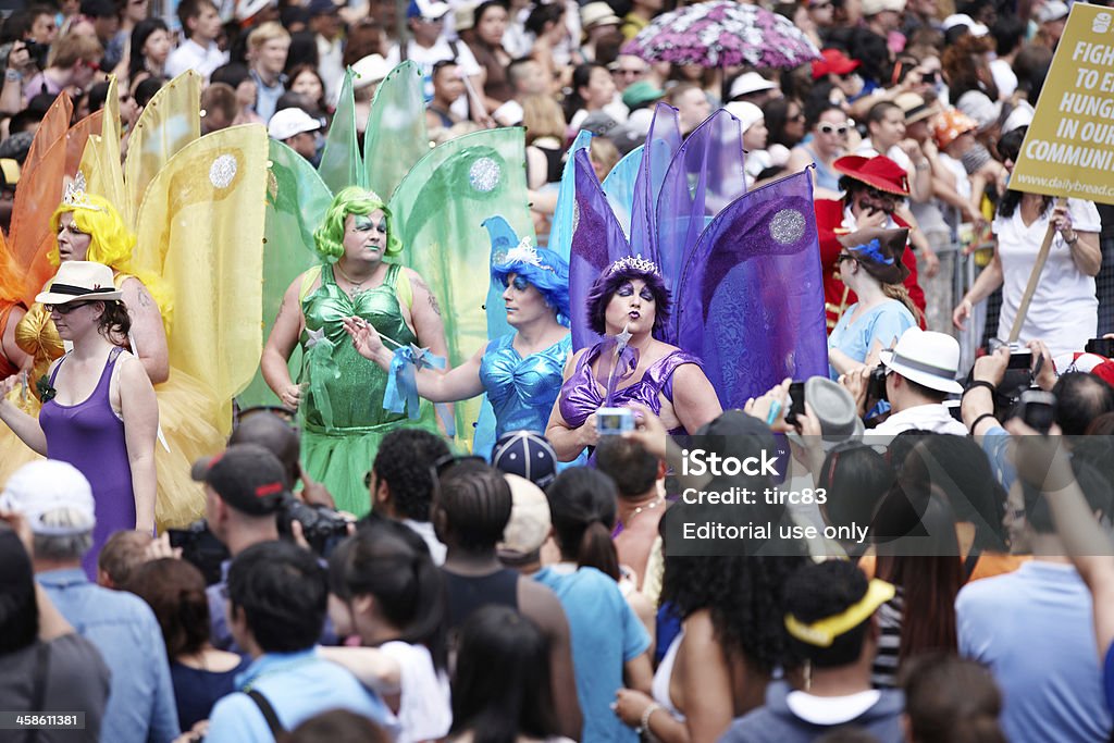 Toronto Wesoła Duma uczestników przeciągnij - Zbiór zdjęć royalty-free (Gay Pride Parade)