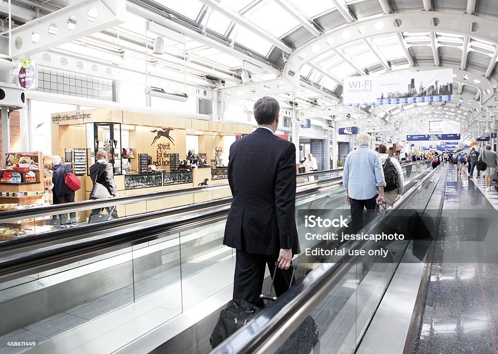 Los viajeros en la Terminal del aeropuerto - Foto de stock de Aeropuerto de O'Hare libre de derechos