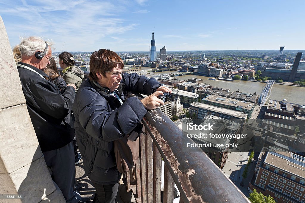 Turistas em Londres Catedral de St Pauls Cúpula esquecendo Thames - Royalty-free Admirar a Vista Foto de stock