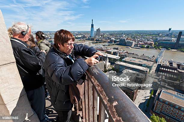 Turistas Em Londres Catedral De St Pauls Cúpula Esquecendo Thames - Fotografias de stock e mais imagens de Admirar a Vista