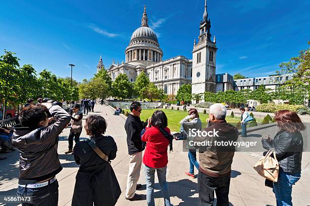 Turisti Alla Cattedrale Di St Paul Città Di Londra Regno Unito - Fotografie stock e altre immagini di Adulto