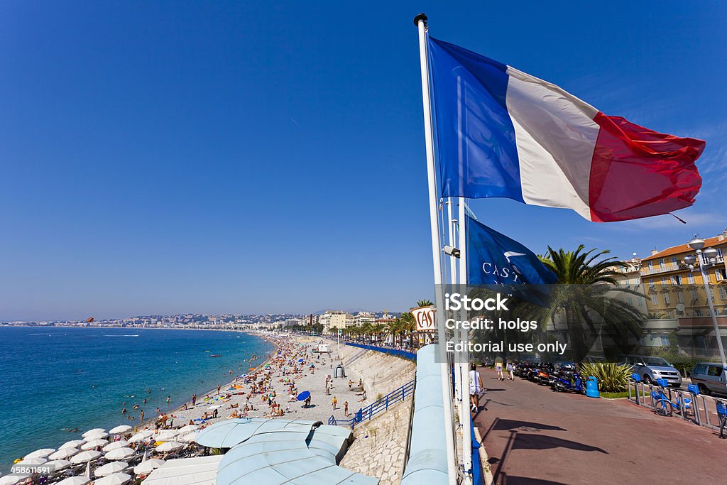 Vue sur la plage à Nice, France - Photo de Blanc libre de droits