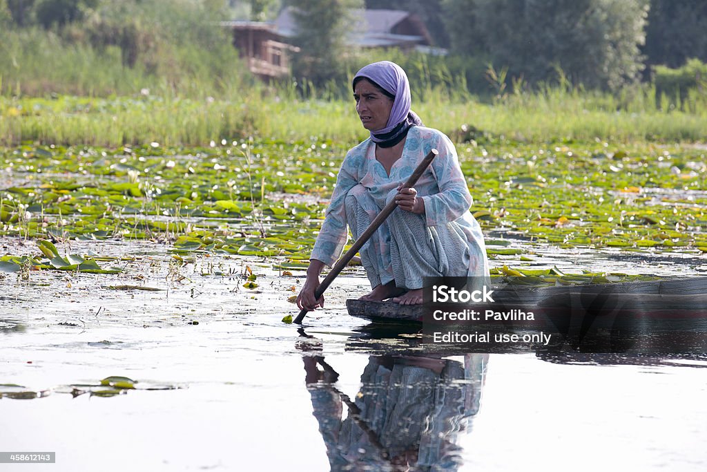 Jovem mulher no Shikara barco Lago Dal Srinagar - Royalty-free Adulto Foto de stock