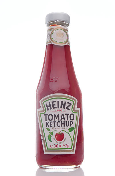 heinz catchup de tomate. - ketchup brand name isolated on white isolated - fotografias e filmes do acervo