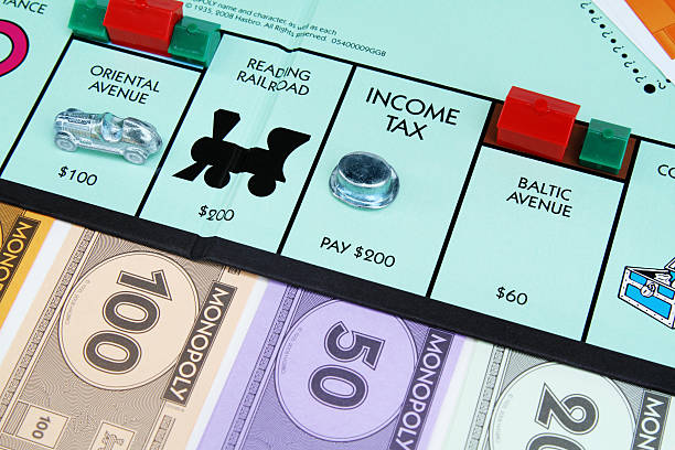 подоходный налог площадь в монопольной настольная игра - monopoly board game editorial board game piece concepts стоковые фото и изображения