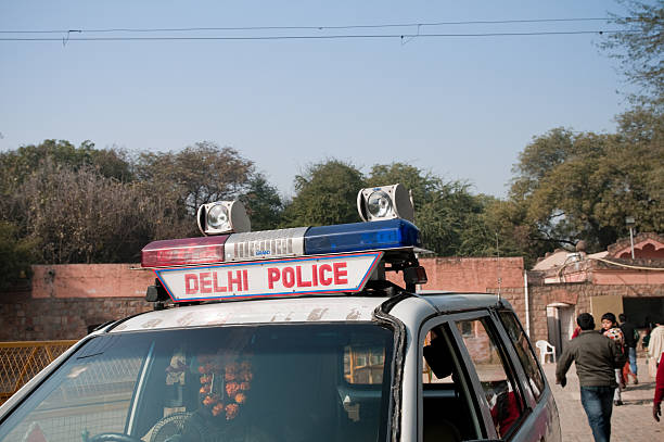 полицейский автомобиль в нью-дели, индия - new delhi india indian culture indian ethnicity стоковые фото и изображения
