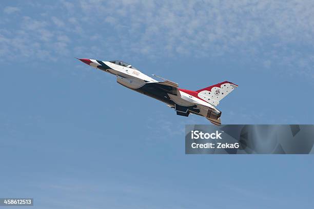 Lone Thunderbird F16 Militär Jet Airborne Stockfoto und mehr Bilder von Air Force Thunderbirds - Air Force Thunderbirds, Ausrüstung und Geräte, Ausstellung