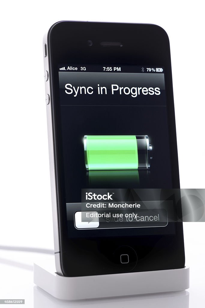 Syncronizing iPhone 4 und usb-Kabel Isoliert - Lizenzfrei Apple Computer Stock-Foto